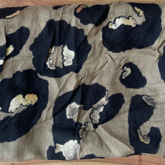 Express Leopard Print Scarf - Picture 6 of 7